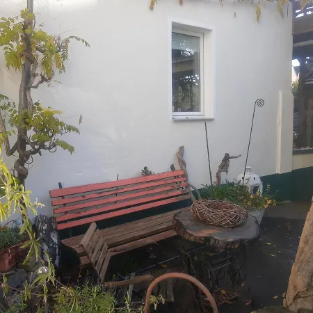 Gartenzimmer Mit Strassenbahn Zu Dom Und Messe Daire Köln