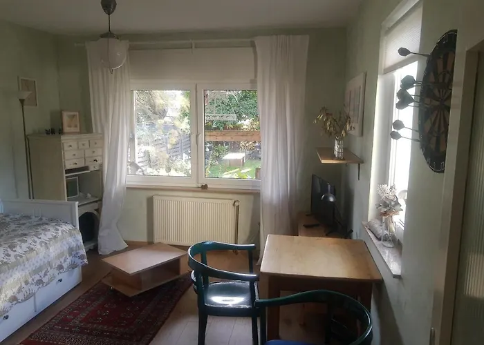 Gartenzimmer Mit Strassenbahn Zu Dom Und Messe *