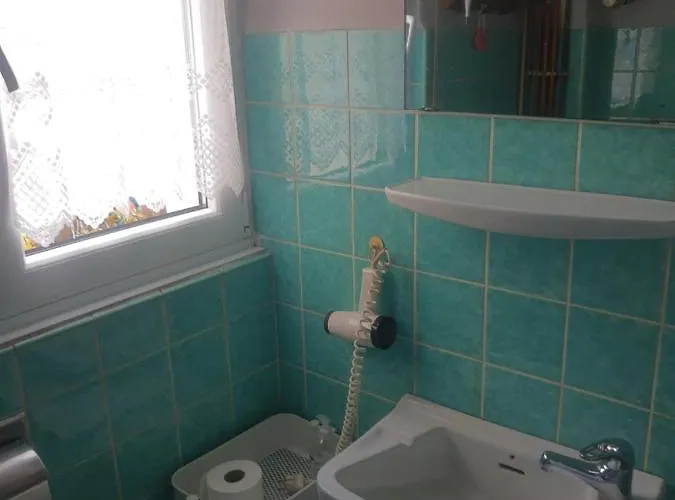 Apartment Gartenzimmer Mit Strassenbahn Zu Dom Und Messe Köln