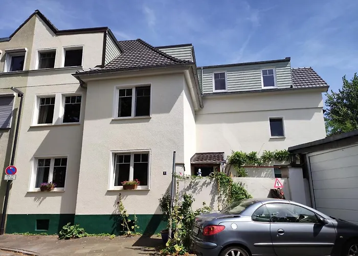 Gartenzimmer Mit Strassenbahn Zu Dom Und Messe